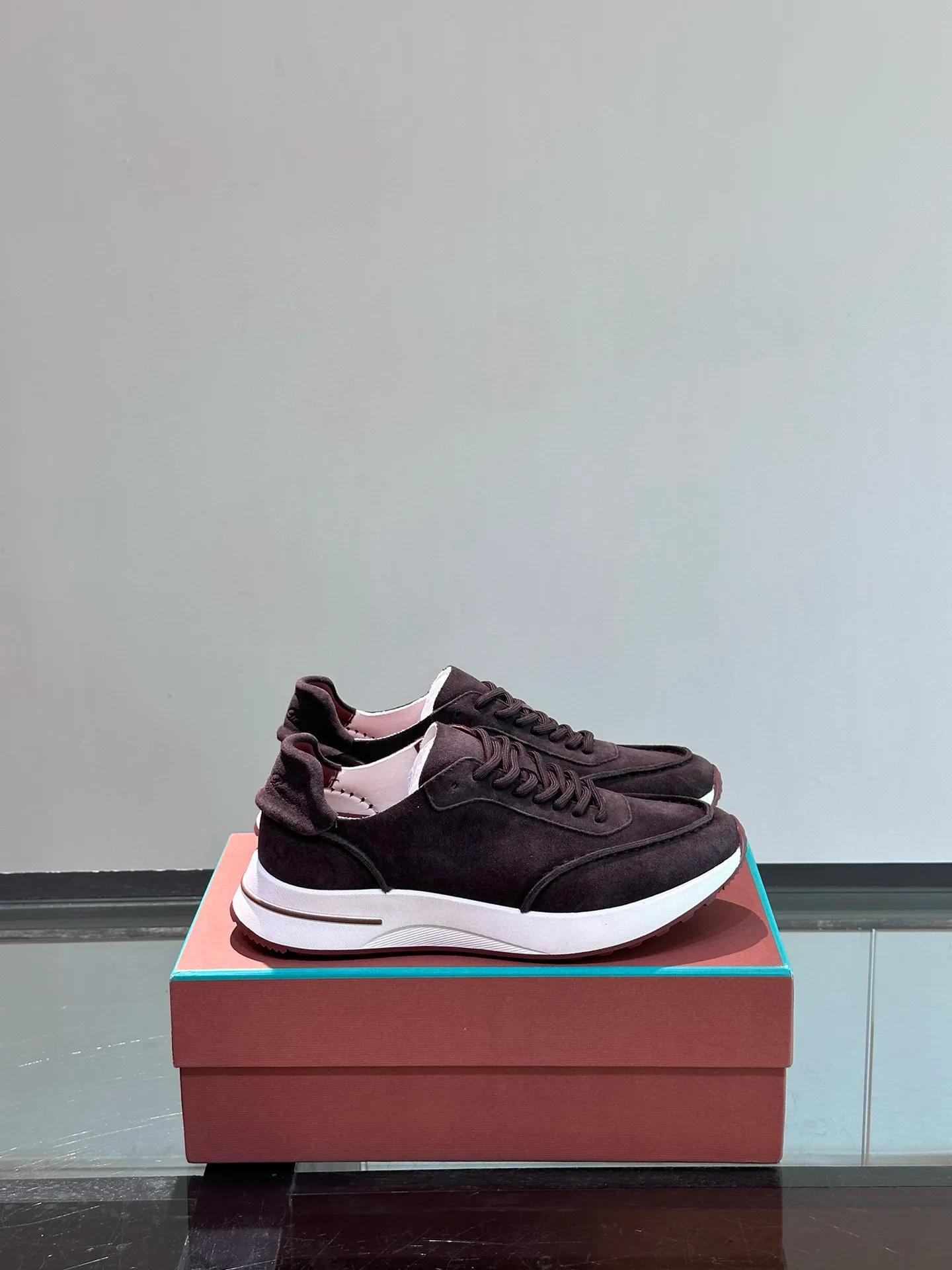 Factory price: 540💰Loro men's shoes💰iana niche Loro classic jogging shoes, men's lace-up casual shoes and sneakers, high-quality lightweight and comfortable fabrics, suitable for outdoor leisure, the color scheme is young and energetic, and it looks great with sportswear or casual suits! Size: 39-46 (customized sizes of 45 and 46 are non-refundable)